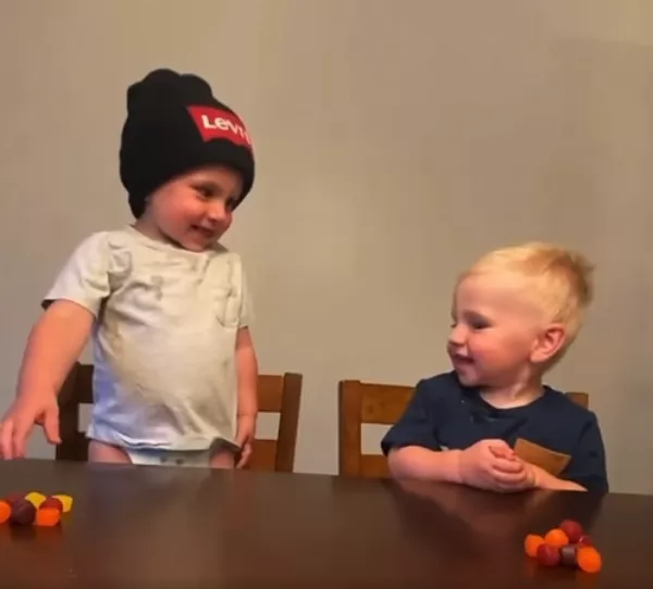 Azok a kis csibész arcok..😍 Vagy 3 másodpercig ellenálltak a kísértésnek☝️